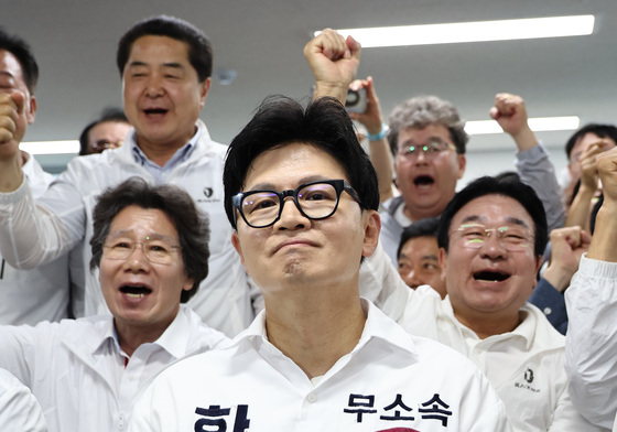 미소 짓는 한동훈 후보