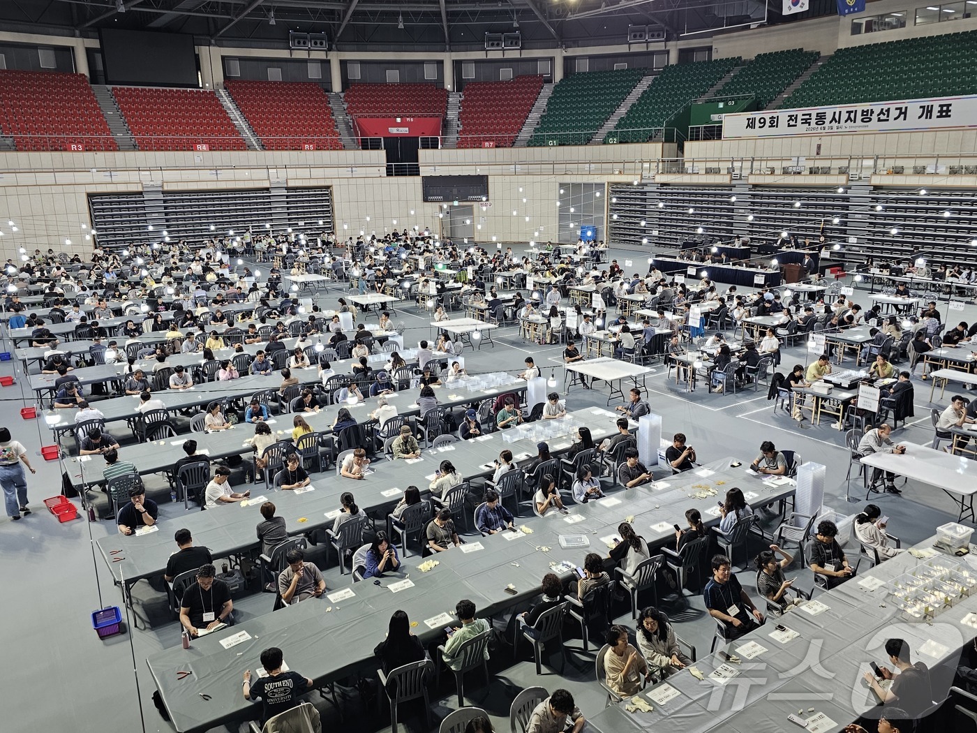 (진주=뉴스1) 한송학 기자 = 3일 제9회 전국동시지방선거 경남 진주시 개표장에서 개표 요원들이 개표를 준비하고 있다. 2026.6.3  2026.6.3/뉴스1
