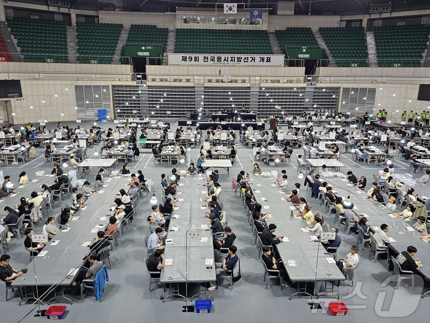 (진주=뉴스1) 한송학 기자 = 3일 경남 진주시 개표장에서 개표 요원들이 개표를 준비하고 있다. 2026.6.3/뉴스1