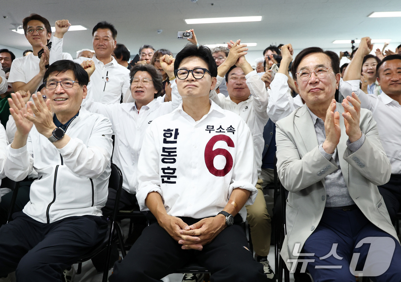 (부산=뉴스1) 최지환 기자 = 한동훈 무소속 부산 북구갑 국회의원 후보가 3일 오후 부산 북구 선거사무소에서 출구조사 결과 발표를 지켜보고 있다. 2026.6.3/뉴스1