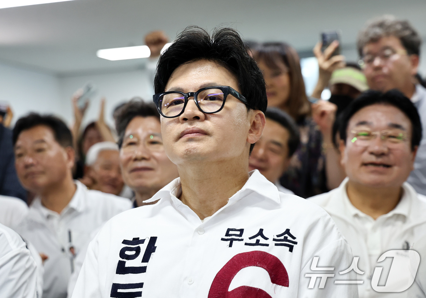 (부산=뉴스1) 최지환 기자 = 한동훈 무소속 부산 북구갑 국회의원 후보가 3일 오후 부산 북구 선거사무소에서 출구조사 결과 발표를 지켜보고 있다. 2026.6.3/뉴스1