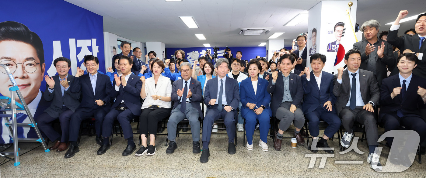 (서울=뉴스1) 안은나 기자 = 3일 오후 서울 중구 세종대로 정원오 더불어민주당 서울시장 후보 캠프에서 캠프 관계자들이 제9회 전국동시지방선거 출구조사를 보며 손뼉치고 있다.앞줄 …