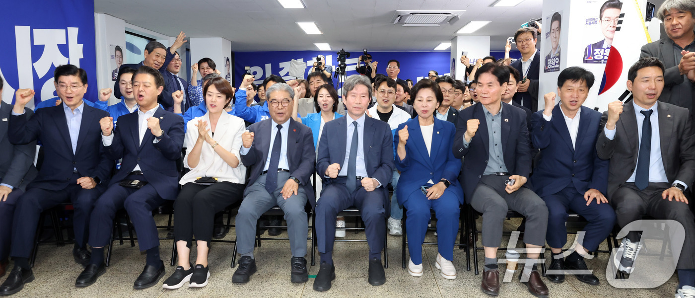 (서울=뉴스1) 안은나 기자 = 3일 오후 서울 중구 세종대로 정원오 더불어민주당 서울시장 후보 캠프에서 캠프 관계자들이 제9회 전국동시지방선거 출구조사를 보며 손뼉치고 있다.앞줄 …