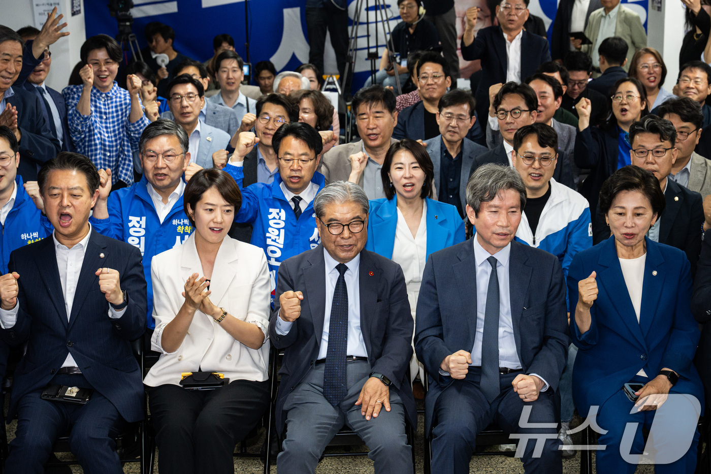(서울=뉴스1) 안은나 기자 = 3일 오후 서울 중구 세종대로 정원오 더불어민주당 서울시장 후보 캠프에서 캠프 관계자들이 제9회 전국동시지방선거 출구조사를 보며 기뻐하고 있다.앞줄 …