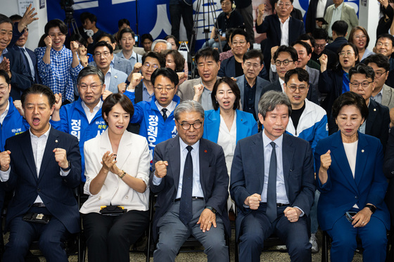 정원오 캠프, 출구조사 발표에 환호…'정원오' 연호 박수 터져