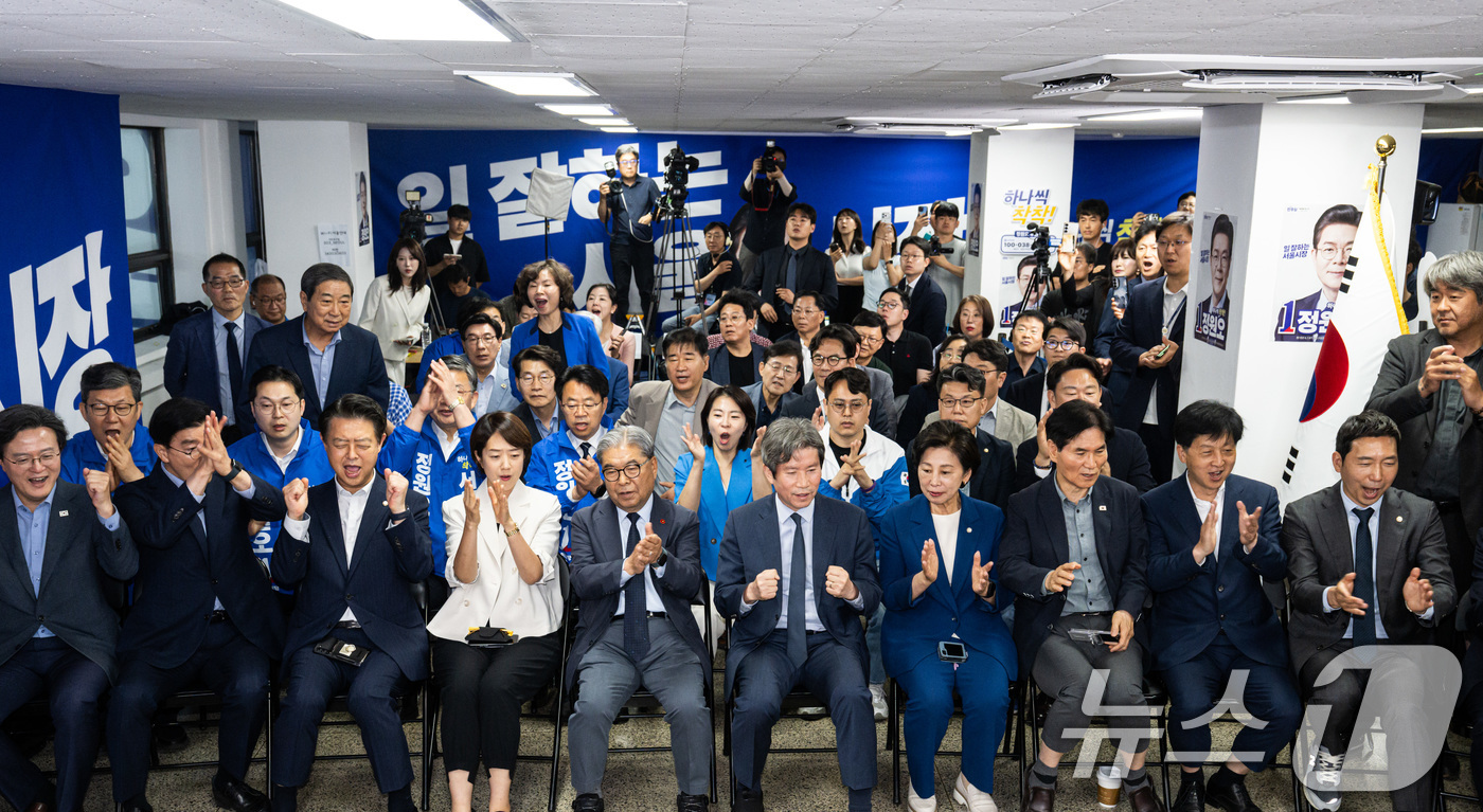 (서울=뉴스1) 안은나 기자 = 3일 오후 서울 중구 세종대로 정원오 더불어민주당 서울시장 후보 캠프에서 캠프 관계자들이 제9회 전국동시지방선거 출구조사를 보며 기뻐하고 있다.앞줄 …