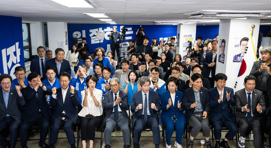 출구조사 결과에 기뻐하는 정원오 캠프