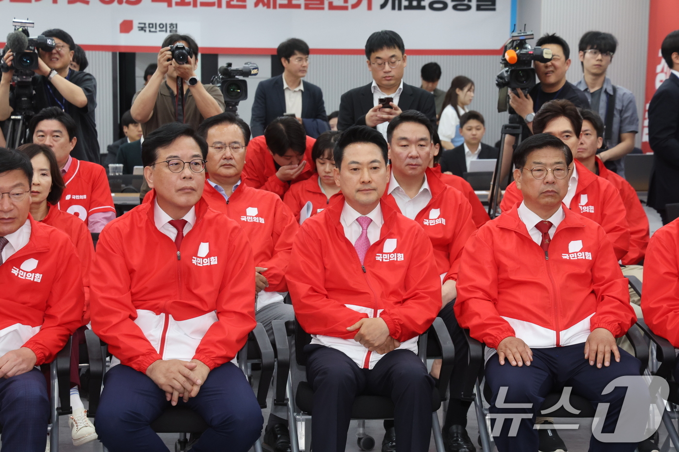 (서울=뉴스1) 황기선 기자 = 장동혁 국민의힘 대표를 비롯한 지도부 및 의원, 당직자들이 3일 오후 서울 여의도 중앙당사에 마련된 개표상황실에서 지방선거 및 국회의원 보궐선거 출 …
