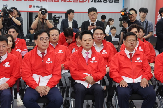 출구조사 지켜보는 국민의힘 지도부