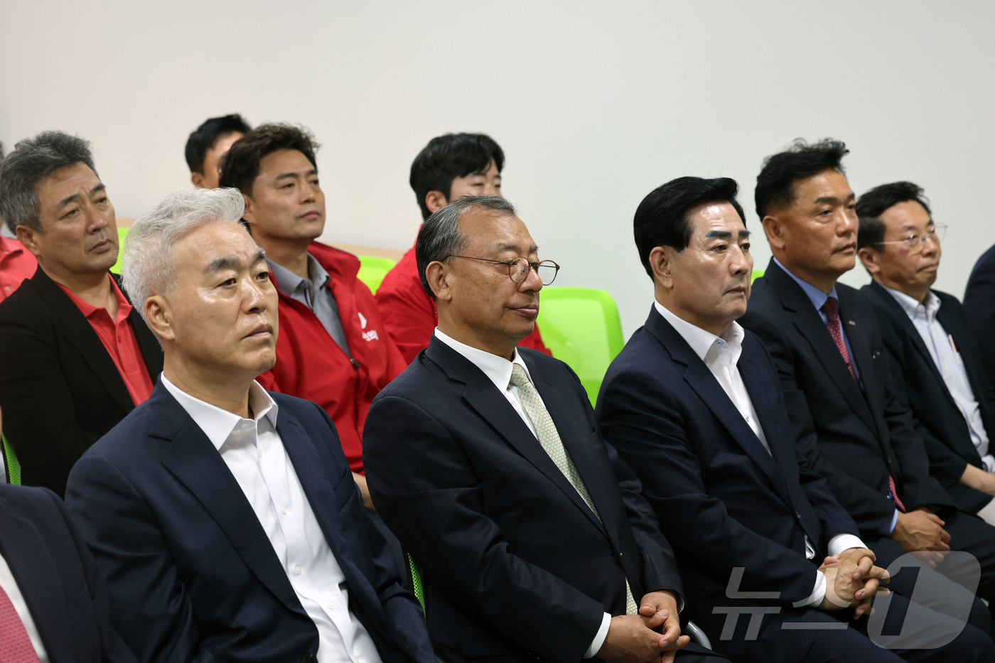 (광주=뉴스1) 조수민 수습기자 = 제9회 전국동시지방선거가 실시된 3일 오후 광주 서구 치평동 국민의힘 광주시당 당사에서 이정현 후보와 캠프 관계자들이 출구조사 결과를 확인하고 …