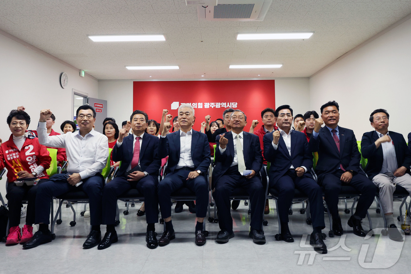 (광주=뉴스1) 조수민 수습기자 = 제9회 전국동시지방선거가 실시된 3일 오후 광주 서구 치평동 국민의힘 광주시당 당사에서 이정현 후보와 캠프 관계자들이 출구조사 결과 전 파이팅을 …