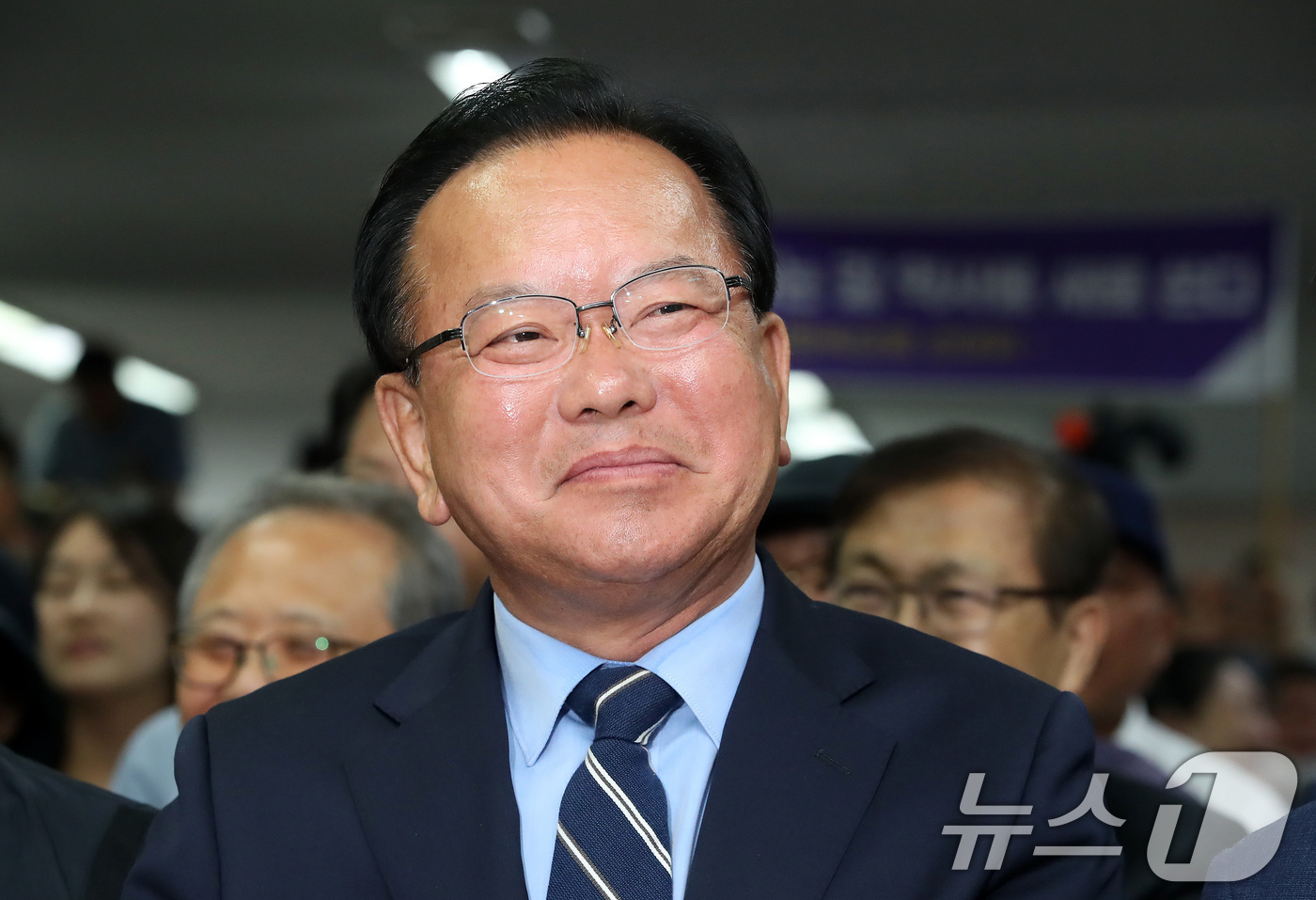 (대구=뉴스1) 공정식 기자 = 김부겸 더불어민주당 대구시장 후보가 3일 오후 대구 달서구 선거캠프에서 6·3 지방선거 출구조사 결과 발표를 지켜보고 있다. 2026.6.3/뉴스1 …