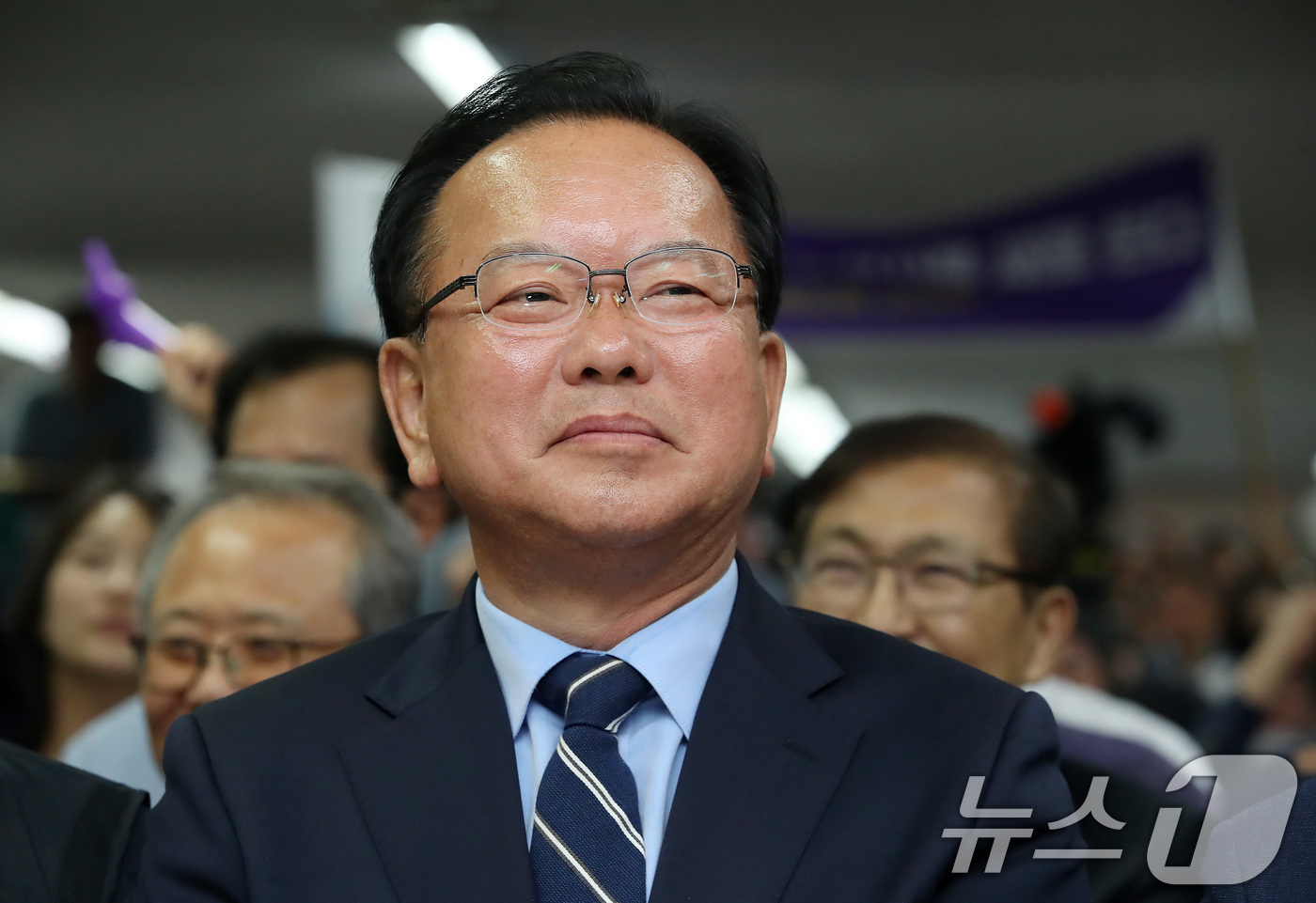 (대구=뉴스1) 공정식 기자 = 김부겸 더불어민주당 대구시장 후보가 3일 오후 대구 달서구 선거캠프에서 6·3 지방선거 출구조사 결과 발표를 지켜보고 있다. 2026.6.3/뉴스1 …