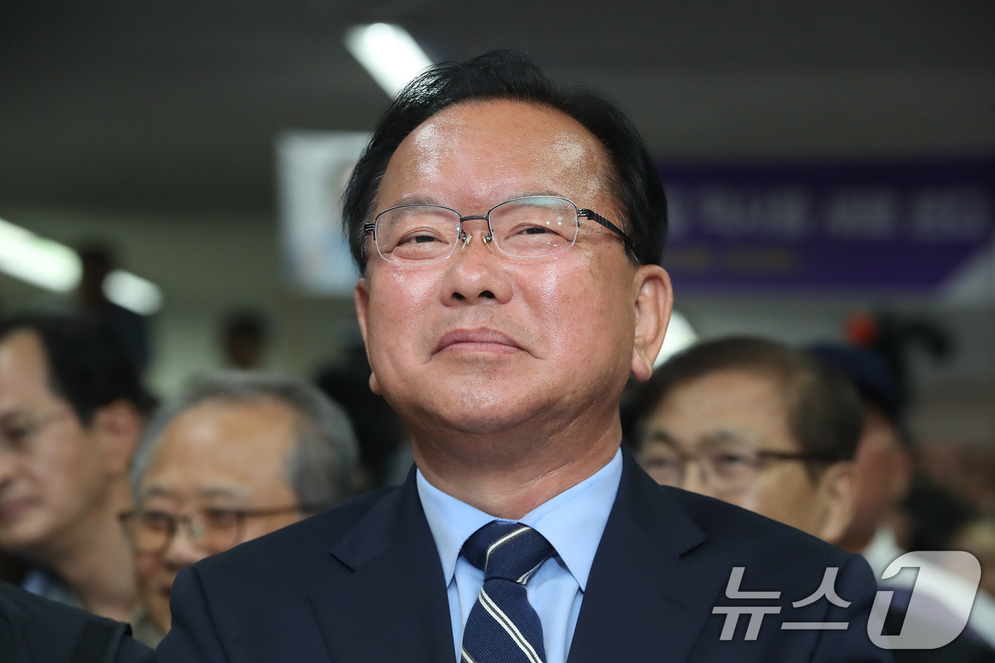 (대구=뉴스1) 공정식 기자 = 김부겸 더불어민주당 대구시장 후보가 3일 오후 대구 달서구 선거캠프에서 6·3 지방선거 출구조사 결과 발표를 지켜보고 있다. 2026.6.3/뉴스1 …