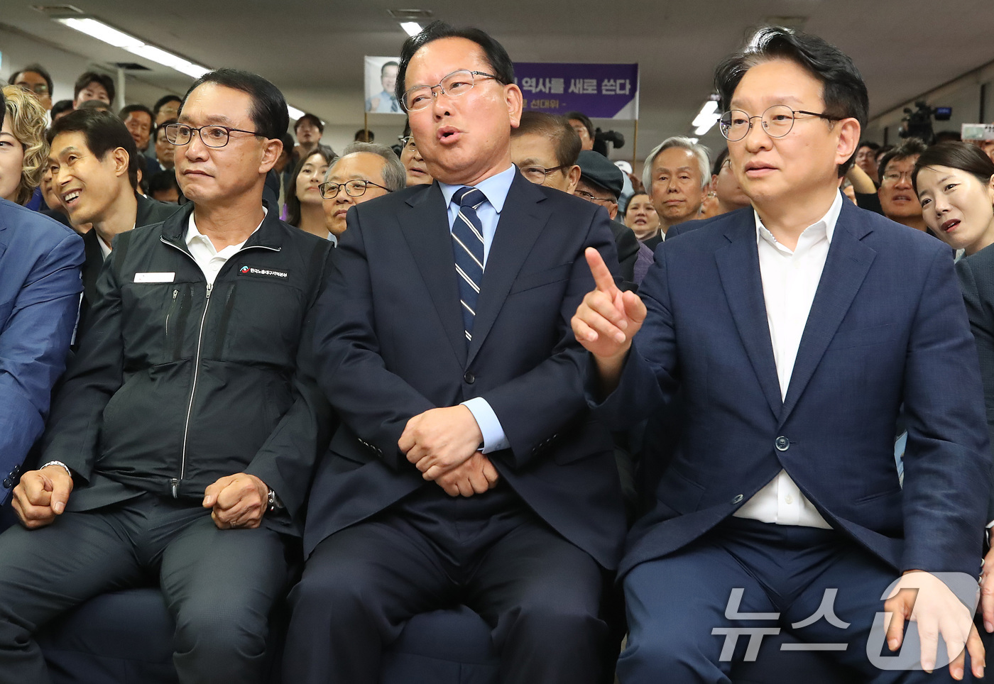 (대구=뉴스1) 공정식 기자 = 김부겸 더불어민주당 대구시장 후보가 3일 오후 대구 달서구 선거캠프에서 6·3 지방선거 출구조사 결과 발표를 지켜보고 있다. 2026.6.3/뉴스1 …