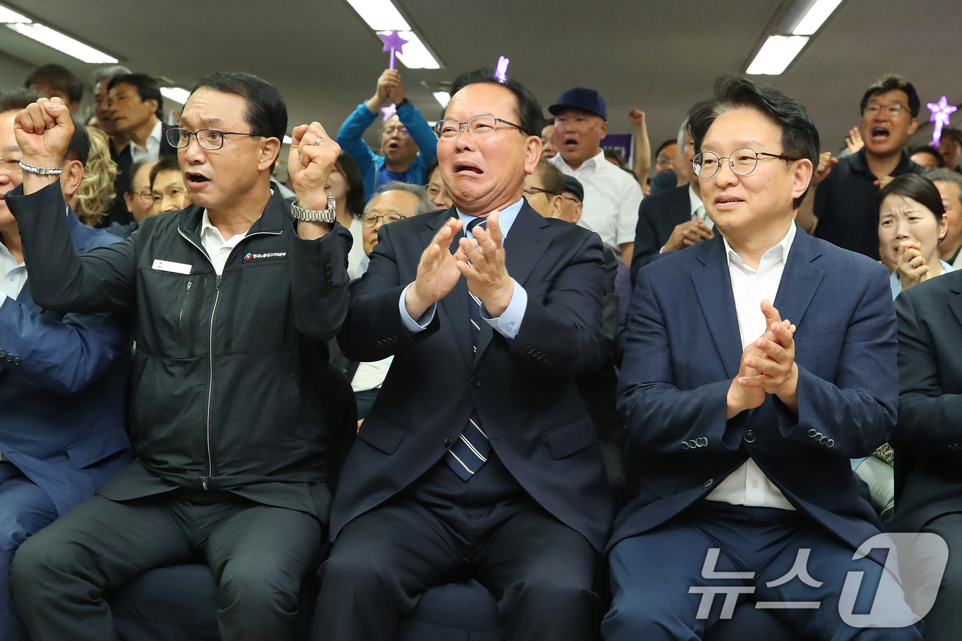 (대구=뉴스1) 공정식 기자 = 김부겸 더불어민주당 대구시장 후보가 3일 오후 대구 달서구 선거캠프에서 6·3 지방선거 출구조사 결과 발표를 지켜보고 있다. 2026.6.3/뉴스1 …