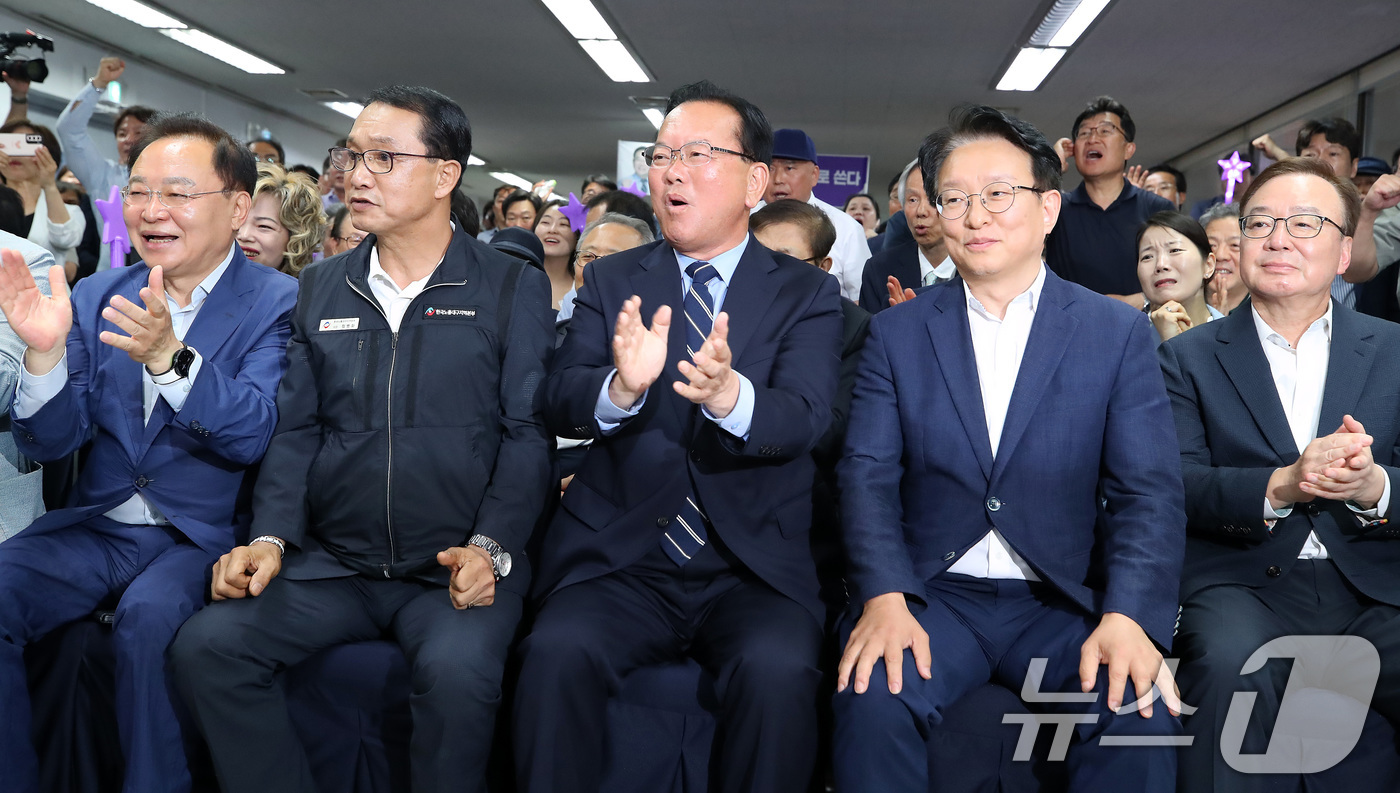 (대구=뉴스1) 공정식 기자 = 김부겸 더불어민주당 대구시장 후보가 3일 오후 대구 달서구 선거캠프에서 6·3 지방선거 출구조사 결과 발표를 지켜보고 있다. 2026.6.3/뉴스1 …