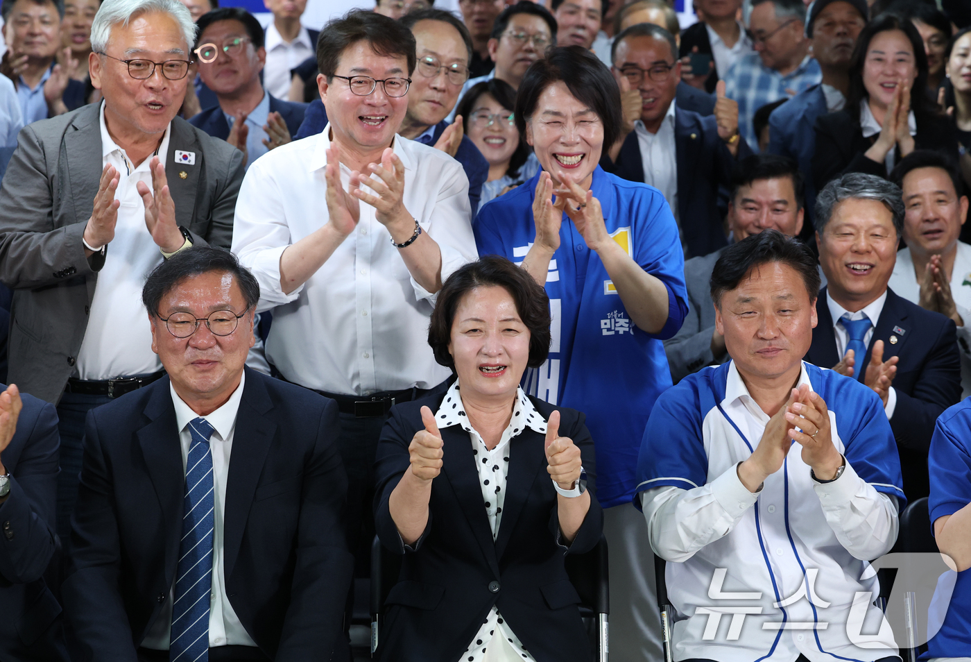 (수원=뉴스1) 김영운 기자 = 추미애 더불어민주당 경기도지사 후보가 3일 오후 경기 수원시 팔달구 마라톤빌딩에 마련된 선거사무소에서 캠프 관계자 및 지지자들과 출구조사 발표를 시 …