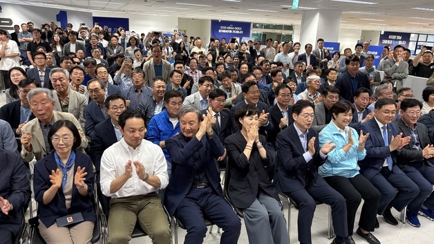 3사 출구조사 결과에 김경수 캠프 '환호'…박완수 캠프 '탄식'
