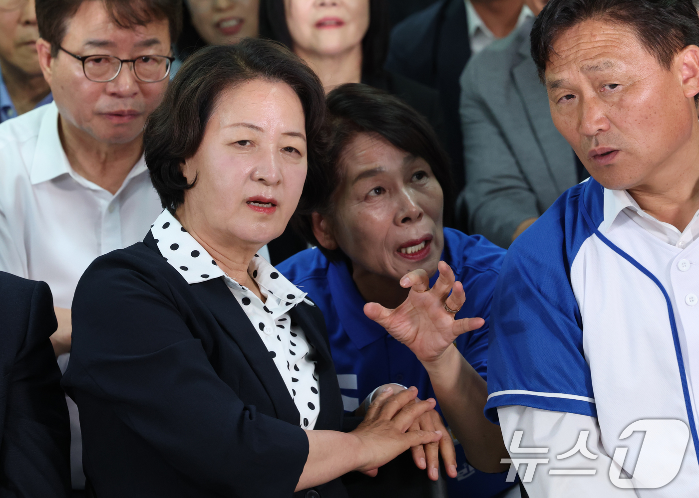 (수원=뉴스1) 김영운 기자 = 추미애 더불어민주당 경기도지사 후보가 3일 오후 경기 수원시 팔달구 마라톤빌딩에 마련된 선거사무소에서 캠프 관계자 및 지지자들과 출구조사 발표를 시 …