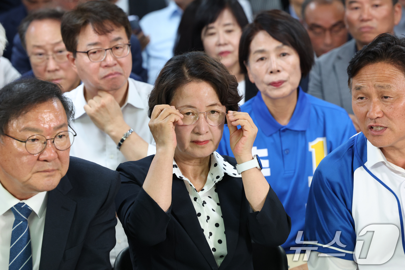(수원=뉴스1) 김영운 기자 = 추미애 더불어민주당 경기도지사 후보가 3일 오후 경기 수원시 팔달구 마라톤빌딩에 마련된 선거사무소에서 캠프 관계자 및 지지자들과 출구조사 발표를 시 …