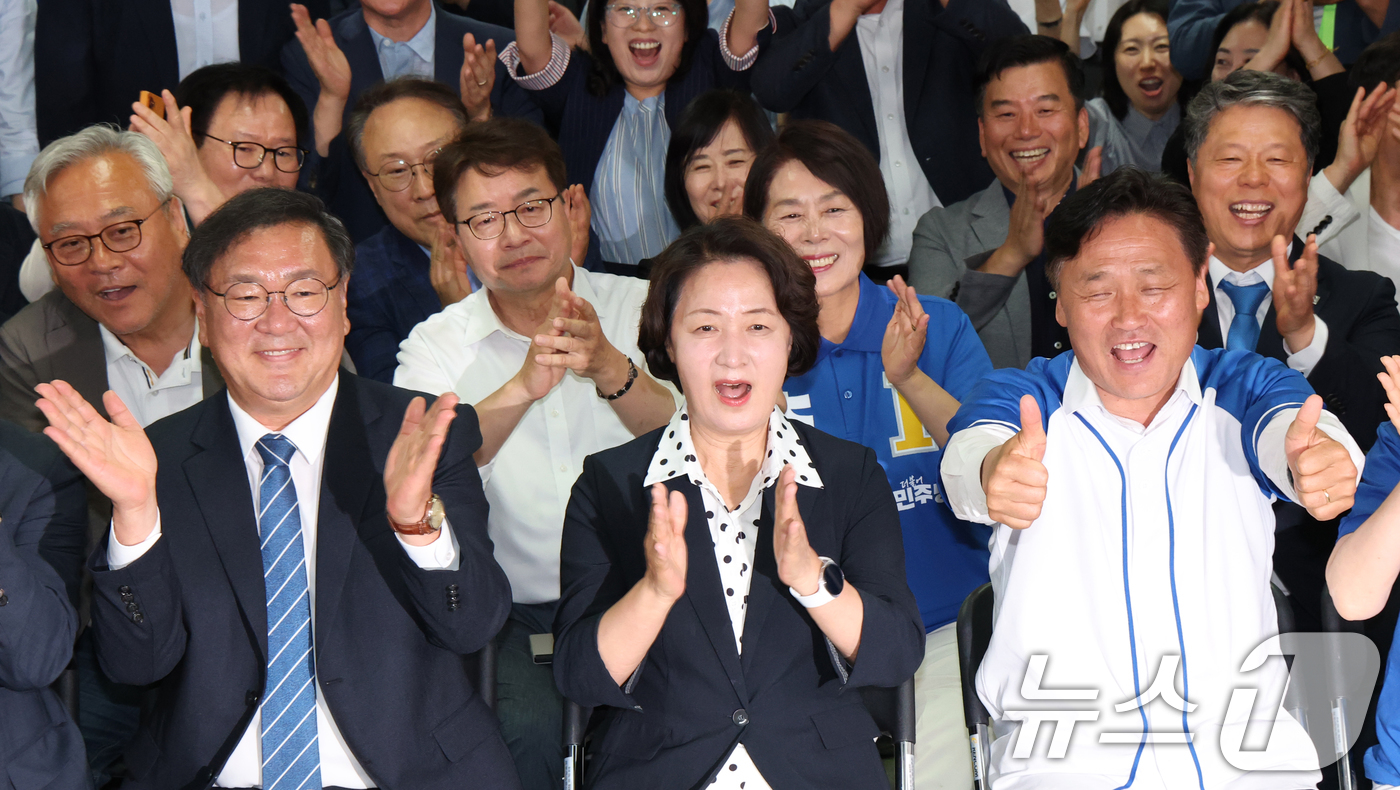 (수원=뉴스1) 김영운 기자 = 추미애 더불어민주당 경기도지사 후보가 3일 오후 경기 수원시 팔달구 마라톤빌딩에 마련된 선거사무소에서 캠프 관계자 및 지지자들과 출구조사 발표를 시 …