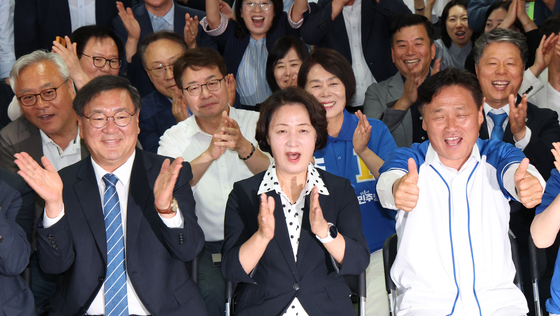 추미애, 출구조사서 60% 압승 전망…캠프 상황실 '박수·환호'