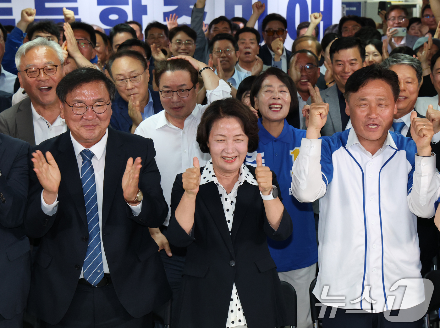 (수원=뉴스1) 김영운 기자 = 추미애 더불어민주당 경기도지사 후보가 3일 오후 경기 수원시 팔달구 마라톤빌딩에 마련된 선거사무소에서 캠프 관계자 및 지지자들과 출구조사 발표를 시 …