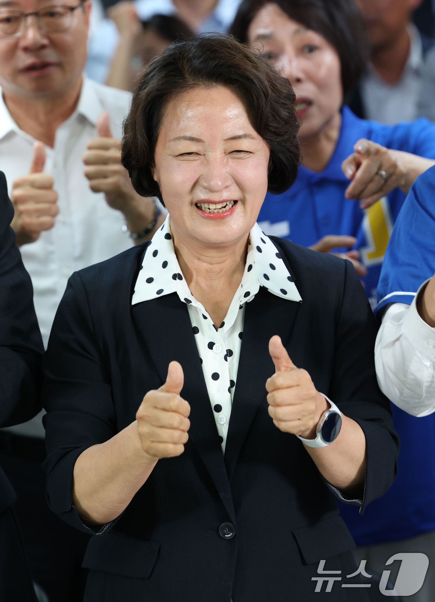 (수원=뉴스1) 김영운 기자 = 추미애 더불어민주당 경기도지사 후보가 3일 오후 경기 수원시 팔달구 마라톤빌딩에 마련된 선거사무소에서 캠프 관계자 및 지지자들과 출구조사 발표를 시 …