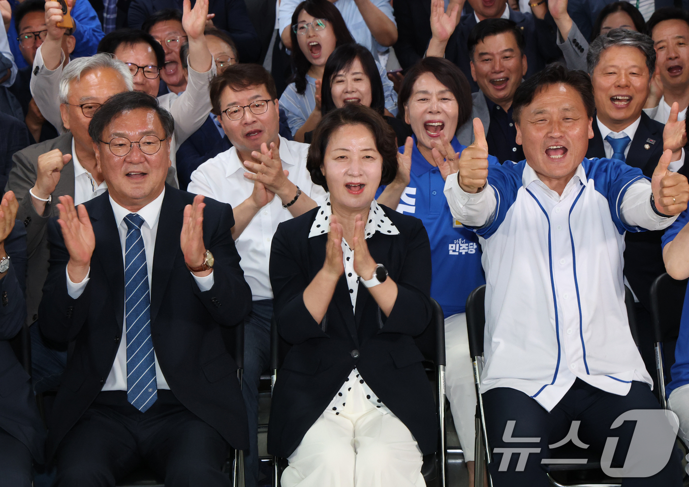 (수원=뉴스1) 김영운 기자 = 추미애 더불어민주당 경기도지사 후보가 3일 오후 경기 수원시 팔달구 마라톤빌딩에 마련된 선거사무소에서 캠프 관계자 및 지지자들과 출구조사 발표를 시 …