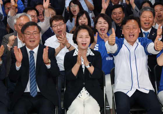 출구조사 시청하는 추미애 후보