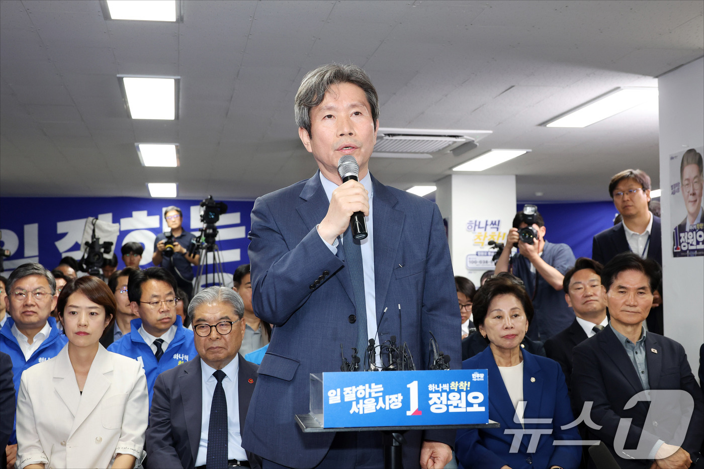 (서울=뉴스1) 안은나 기자 = 정원오 더불어민주당 서울시장 후보 상임선거대책위원장인 이인영 의원이 3일 오후 서울 중구 정후보 캠프에서 출구조사와 관련해 발언하고 있다. (공동취 …