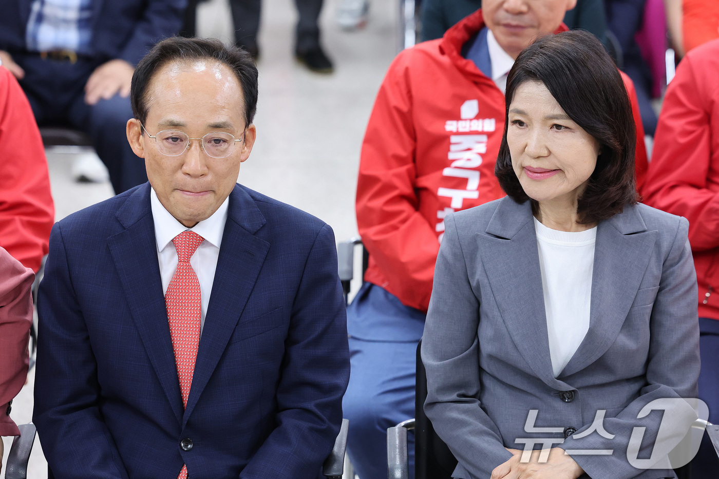 (대구=뉴스1) 신웅수 기자 = 추경호 국민의힘 대구시장 후보와 이진숙 대구 달성군 국회의원 후보가 3일 대구 수성구 국민의힘 대구광역시당에서 방송3사 출구조사를 시청하고 있다. …
