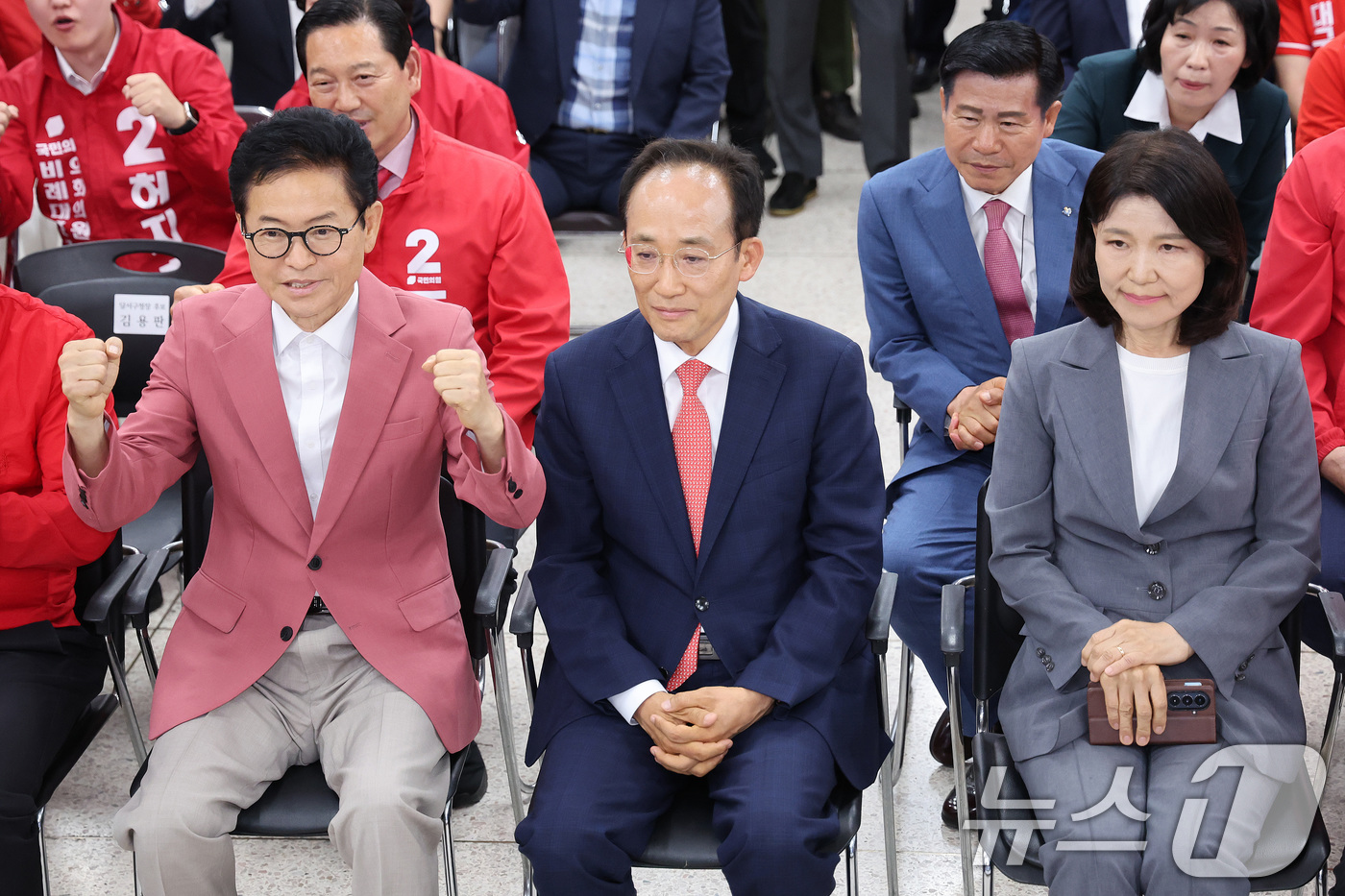 (대구=뉴스1) 신웅수 기자 = 이철우 국민의힘 경북도지사 후보가 3일 대구 수성구 국민의힘 대구광역시당에서 방송3사 출구조사를 보며 환호하고 있다.왼쪽부터 이 후보, 추경호 대구 …