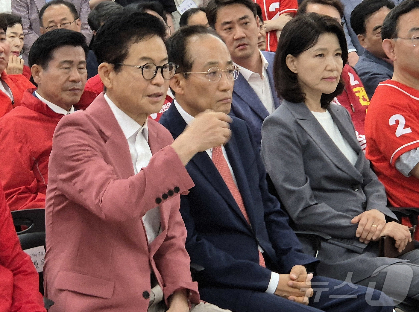 (안동=뉴스1) 김대벽기자 = 3일 저녁 6시 이철우 국민의 힘 경북지사 후보는 추경호 대구시장 후보,이진숙 달성군 보권선거 후보와 출구조사 결과를 지켜 보고 있다. 2026.6. …