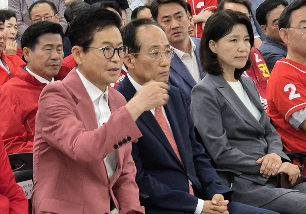 이철우 69.7%·오중기 30.3%…출구조사 결과에 이 측 박수·환호