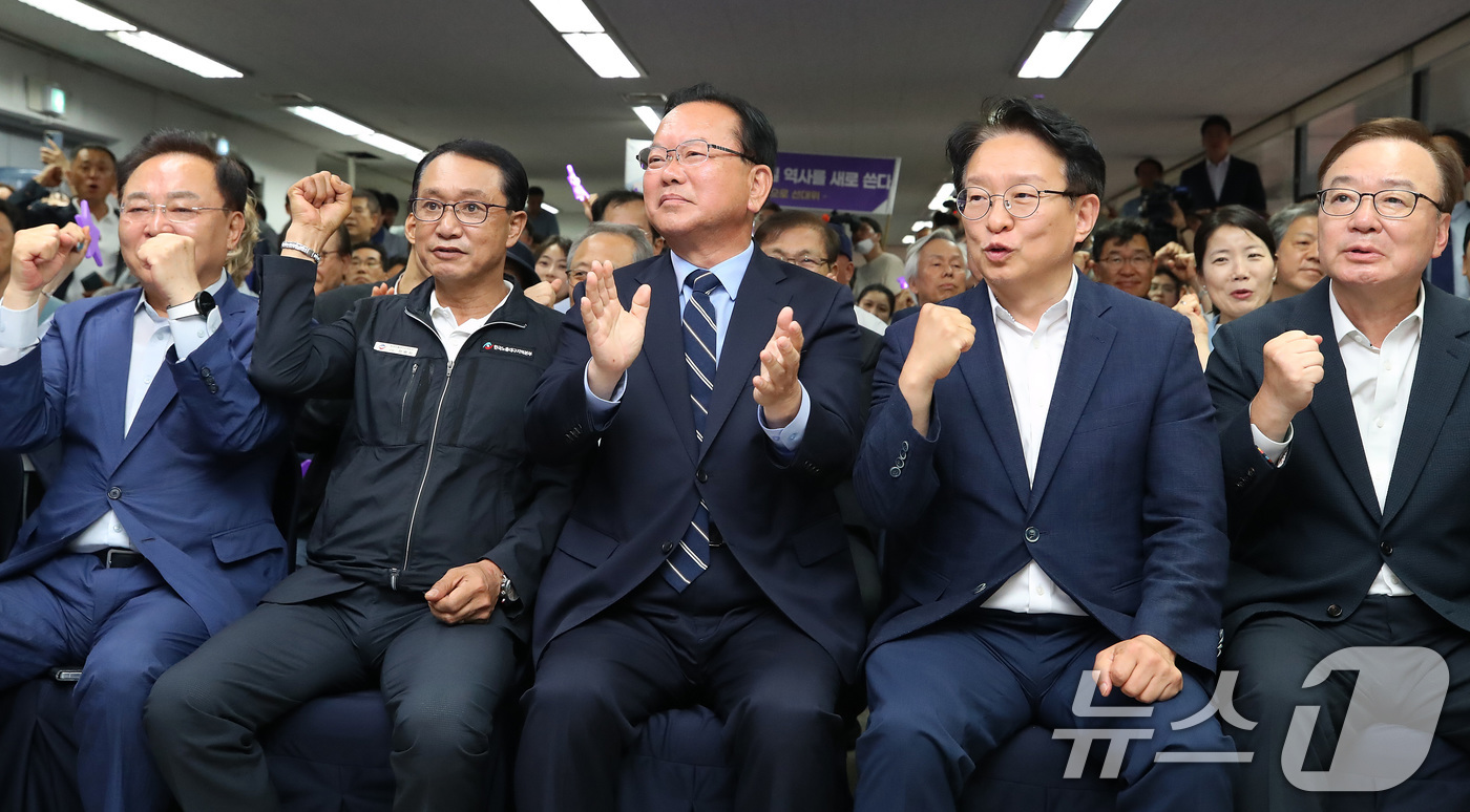 (대구=뉴스1) 공정식 기자 = 김부겸 더불어민주당 대구시장 후보가 3일 오후 대구 달서구 선거캠프에서 6·3 지방선거 출구조사 결과 발표를 지켜보고 있다. 2026.6.3/뉴스1 …