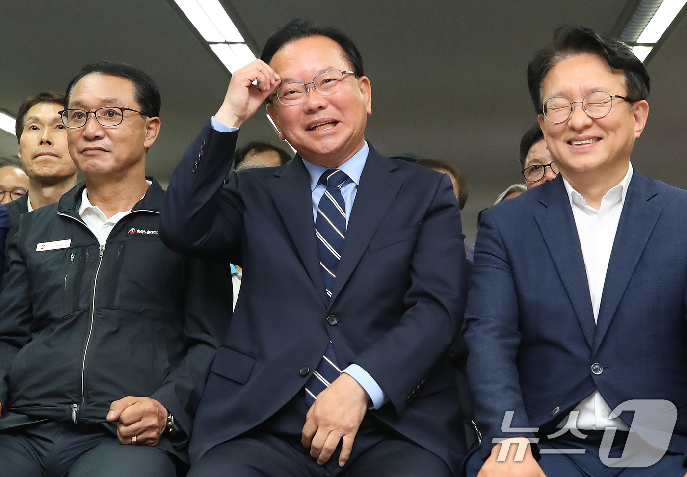 (대구=뉴스1) 공정식 기자 = 김부겸 더불어민주당 대구시장 후보가 3일 오후 대구 달서구 선거캠프에서 6·3 지방선거 출구조사 결과 발표를 지켜보고 있다. 2026.6.3/뉴스1 …