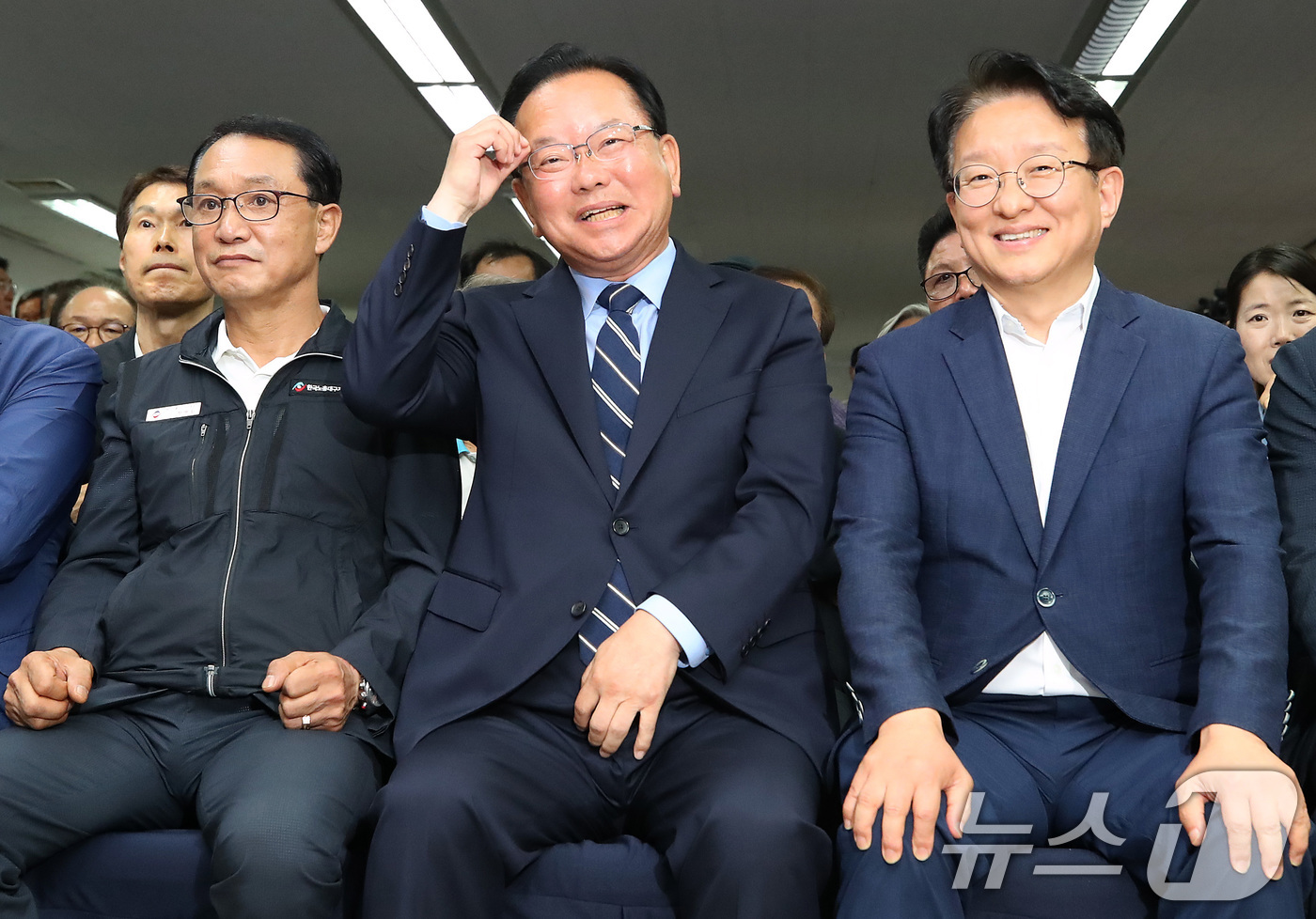 (대구=뉴스1) 공정식 기자 = 김부겸 더불어민주당 대구시장 후보가 3일 오후 대구 달서구 선거캠프에서 6·3 지방선거 출구조사 결과 발표를 지켜보고 있다. 2026.6.3/뉴스1 …