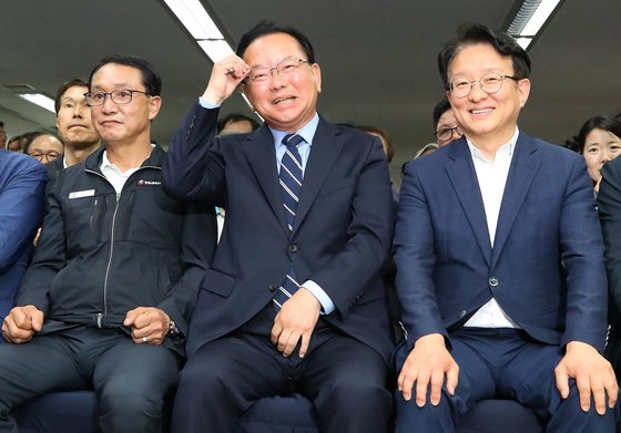 김부겸 '진땀나네'