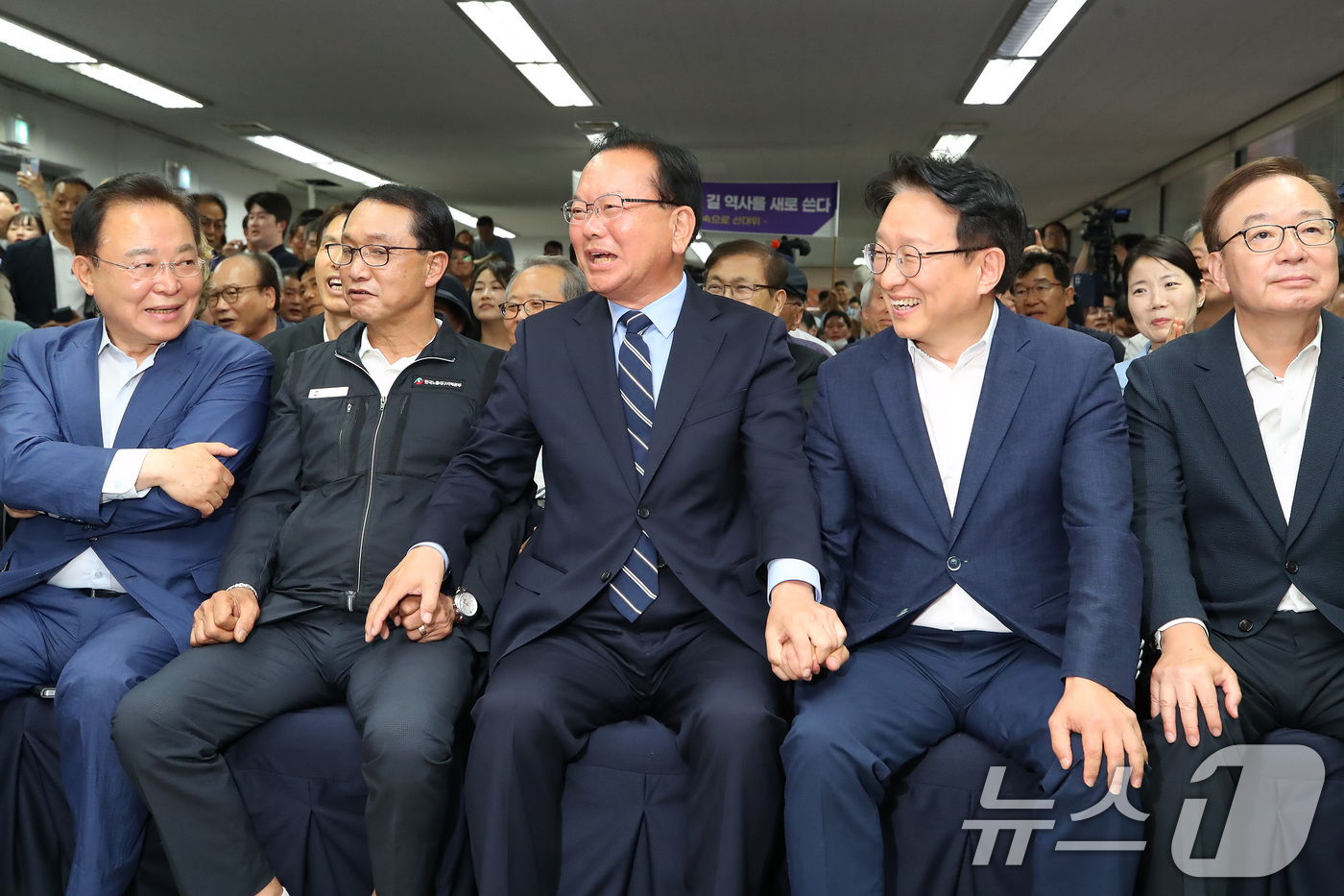 (대구=뉴스1) 공정식 기자 = 김부겸 더불어민주당 대구시장 후보가 3일 오후 대구 달서구 선거캠프에서 6·3 지방선거 출구조사 결과 발표를 지켜보고 있다. 2026.6.3/뉴스1 …