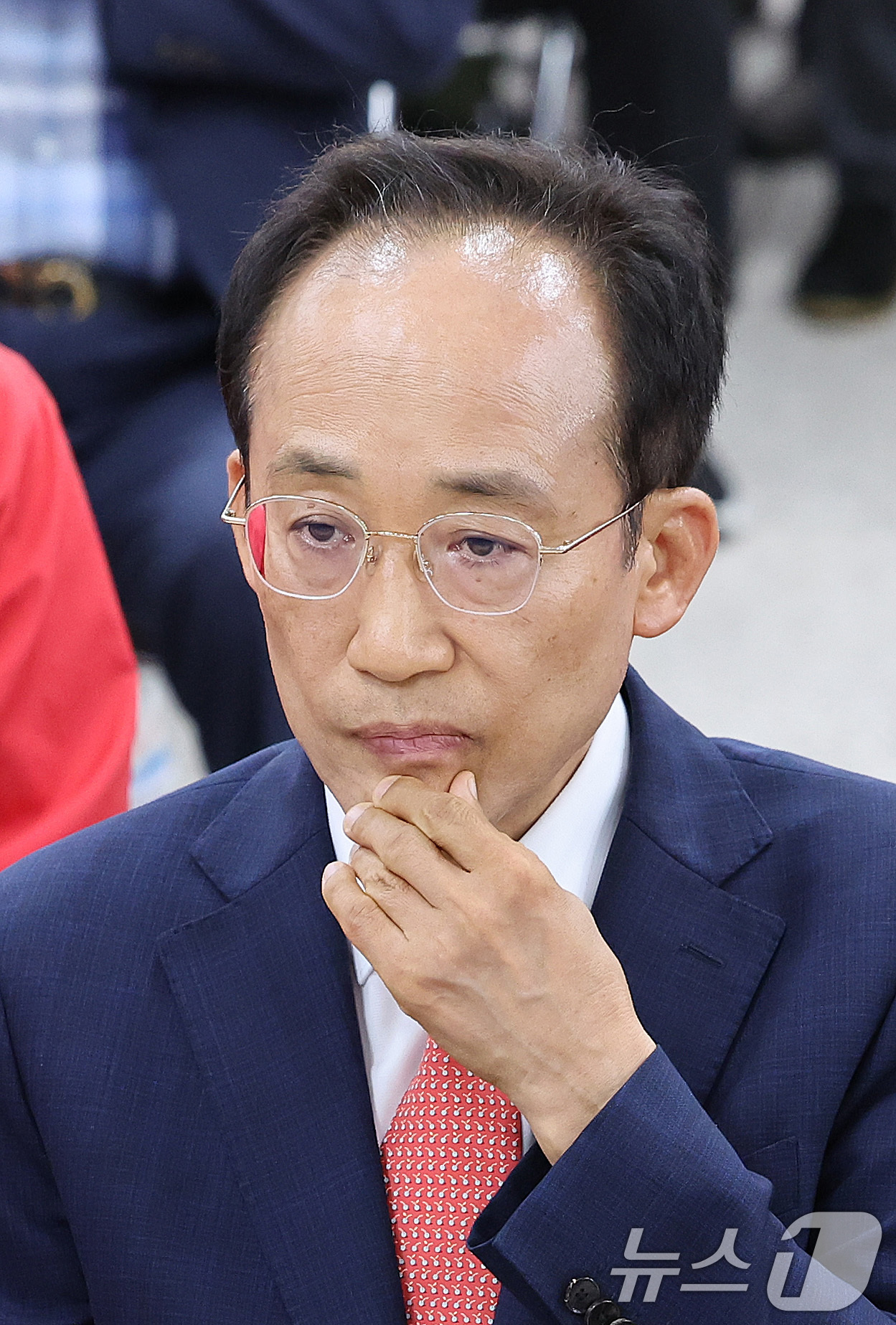 (대구=뉴스1) 신웅수 기자 = 추경호 국민의힘 대구시장 후보가 3일 대구 수성구 국민의힘 대구광역시당에서 방송3사 출구조사를 시청하고 있다. 2026.6.3/뉴스1