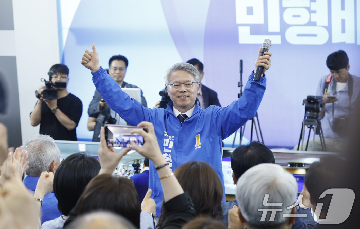 (광주=뉴스1) 김태성 기자 = 민형배 더불어민주당 전남광주통합특별시장 후보가 제9회 전국동시지방선거가 실시된 3일 오후 광주 서구 선거 사무소에서 민 후보와 캠프 관계자들이 출구 …