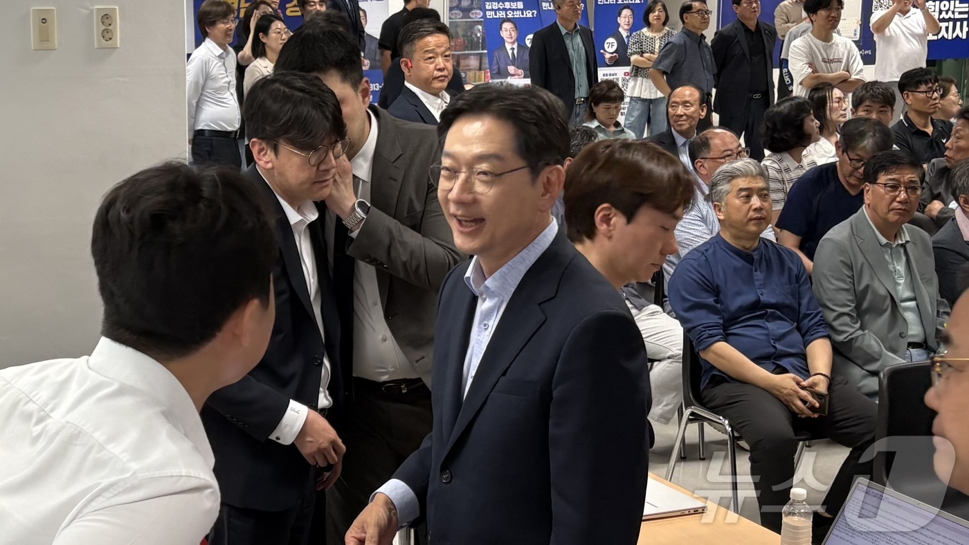 (부산ㆍ경남=뉴스1) 강정태 기자 = 김경수 더불어민주당 경남지사 후보가 3일 창원 선거사무소에서 지지자들과 인사하고 있다.  2026.6.3/뉴스1