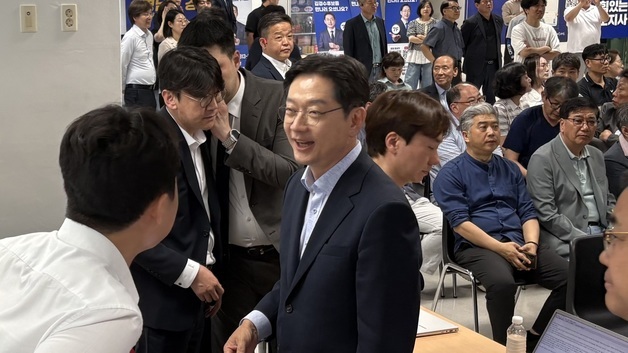 지지자들과 인사하는 김경수