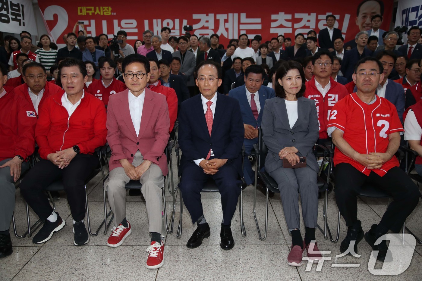 (대구=뉴스1) 신웅수 기자 = 이철우 국민의힘 경북도지사 후보와 추경호 국민의힘 대구시장 후보, 이진숙 대구 달성군 국회의원 후보가 3일 대구 수성구 국민의힘 대구광역시당에서 방 …