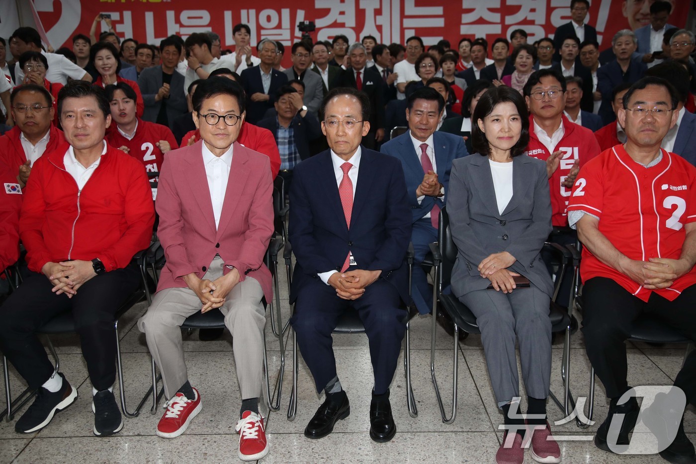 (대구=뉴스1) 신웅수 기자 = 이철우 국민의힘 경북도지사 후보와 추경호 국민의힘 대구시장 후보, 이진숙 대구 달성군 국회의원 후보가 3일 대구 수성구 국민의힘 대구광역시당에서 방 …