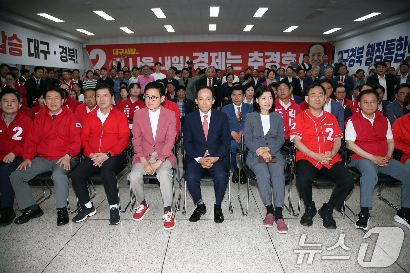 (대구=뉴스1) 신웅수 기자 = 이철우 국민의힘 경북도지사 후보와 추경호 국민의힘 대구시장 후보, 이진숙 대구 달성군 국회의원 후보가 3일 대구 수성구 국민의힘 대구광역시당에서 방 …
