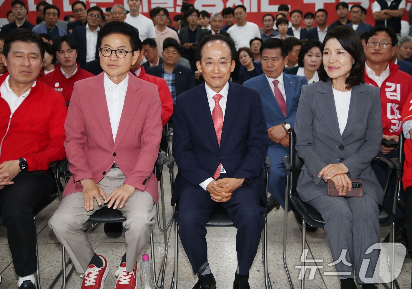 (대구=뉴스1) 신웅수 기자 = 이철우 국민의힘 경북도지사 후보와 추경호 국민의힘 대구시장 후보, 이진숙 대구 달성군 국회의원 후보가 3일 대구 수성구 국민의힘 대구광역시당에서 방 …