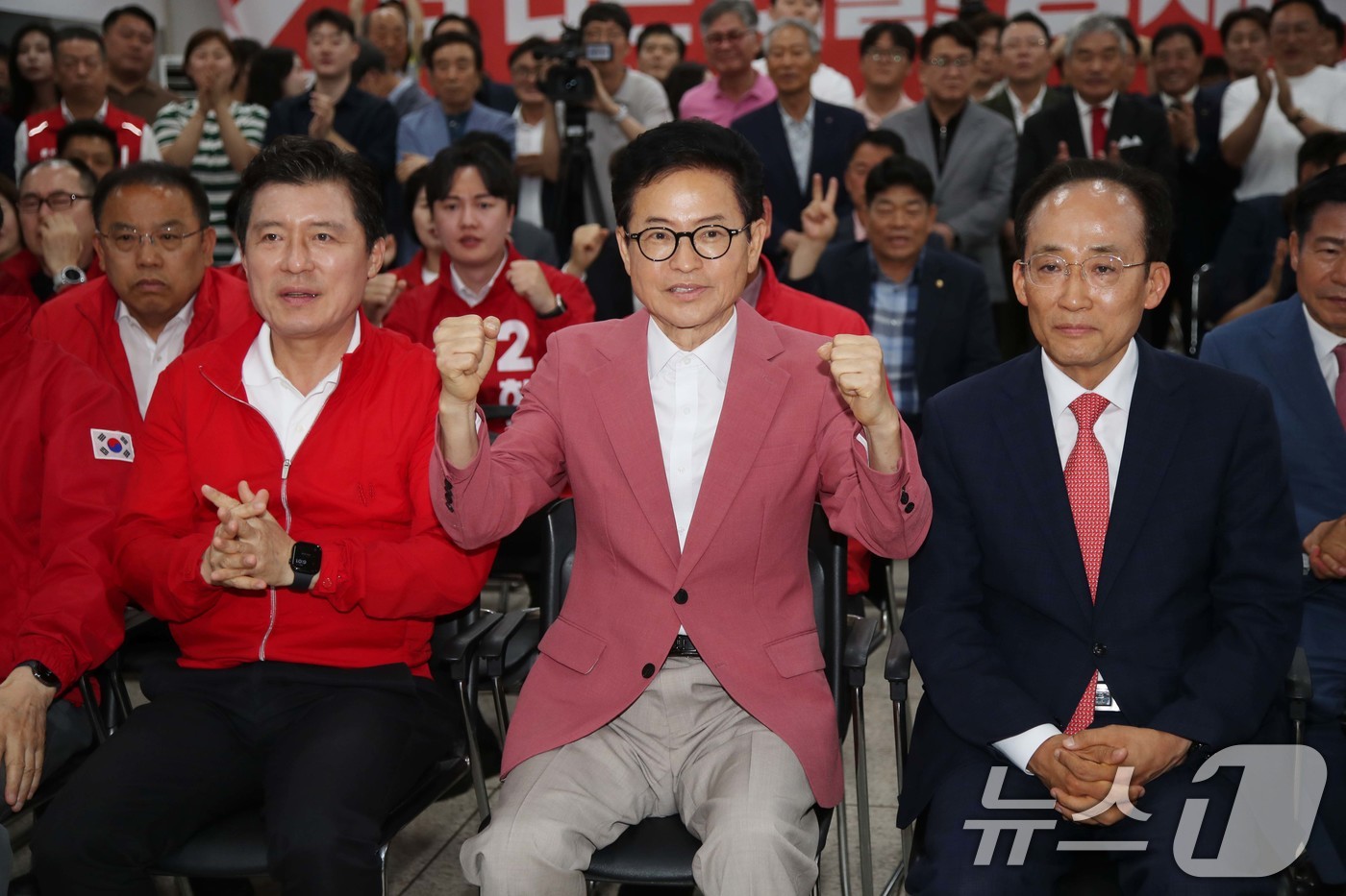 (대구=뉴스1) 신웅수 기자 = 이철우 국민의힘 경북도지사 후보가 3일 대구 수성구 국민의힘 대구광역시당에서 방송3사 출구조사를 시청하고 있다. (공동취재) 2026.6.3/뉴스1 …